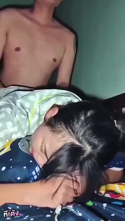 คลิปหลุดทางบ้าน สาวขี้เงี่ยนมาโดนแฟนหนุ่มจัดเต็มคาชุดนอน มาจับเย็ดเสียวโยกควยเย็ดเอวโครตเด็ดแหวกขาเย็ดกระแทกหีลีลาอย่างเด็ดจัดๆ