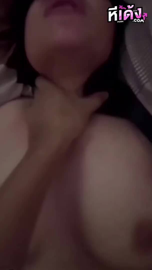 คลิปหลุด ปล่อยคลิปเพื่อนสาว นมใหญ่ๆ ผิวขาวเนียนกริ๊บ โม๊คควยให้แบบเสียวจัดๆ ก่อนใส่ถุง กระหน่ำเย็ดแบบแรงๆ เสียวจนครางลั่นห้อง สอดควยเข้าหีเธอ แถมยังเด้งหีสวนควยอีก เด็ดจัดๆ